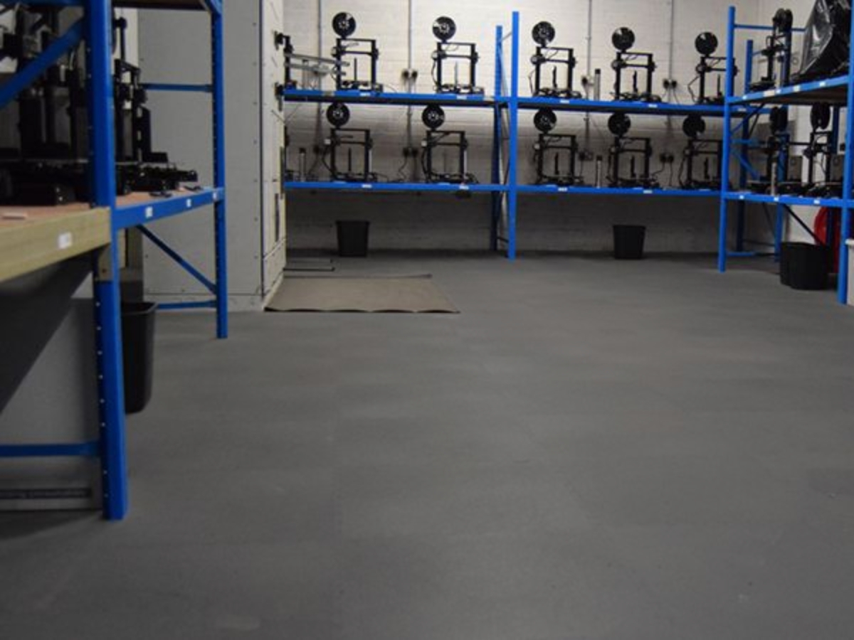 Anwendungsbeispiel der Flexi-Tile Premium Industriefliese 4,5 mm Hammerschlag auf einer betrieblichen Fläche