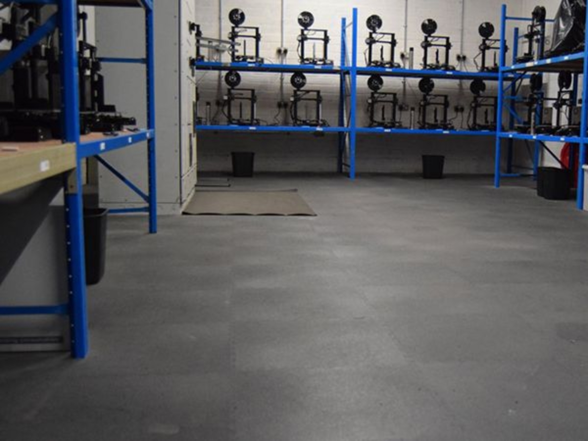 Arbeitsraum mit Flexi-Tile ECO Klickfliesen als Anwendungsbeispiel