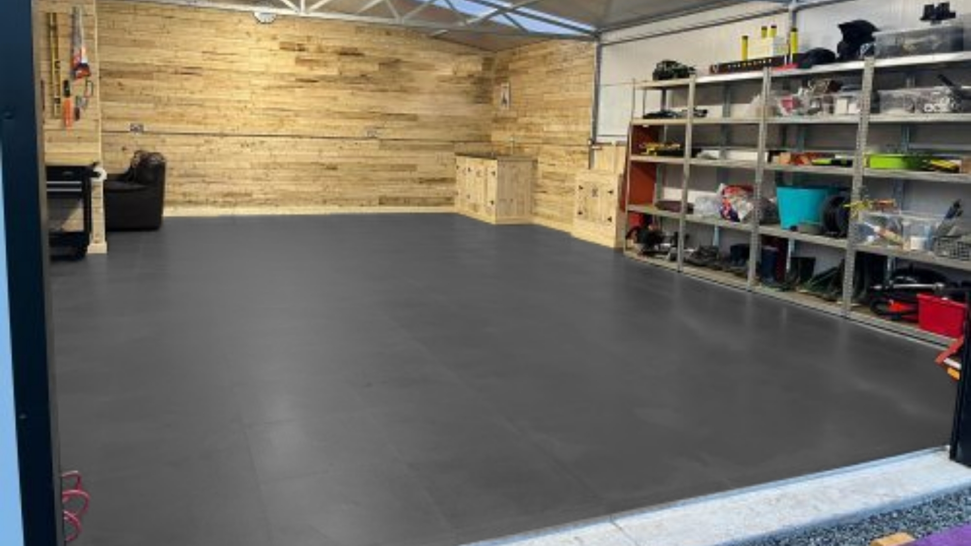 Garage mit Flexi-Tile ECO Garagenfliesen 7 mm und geparktem Pkw