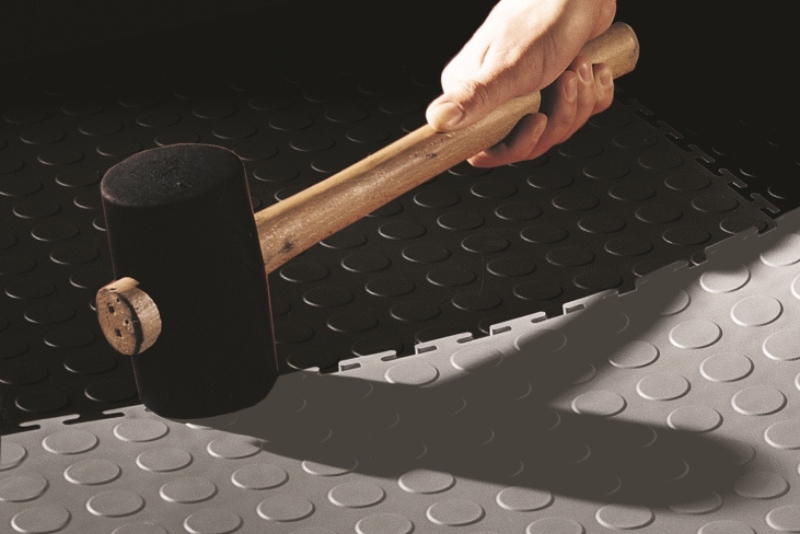Klickverbindung der genoppten Flexi-Tile Premium Garagenfliese 4,5 mm bei der Verlegung