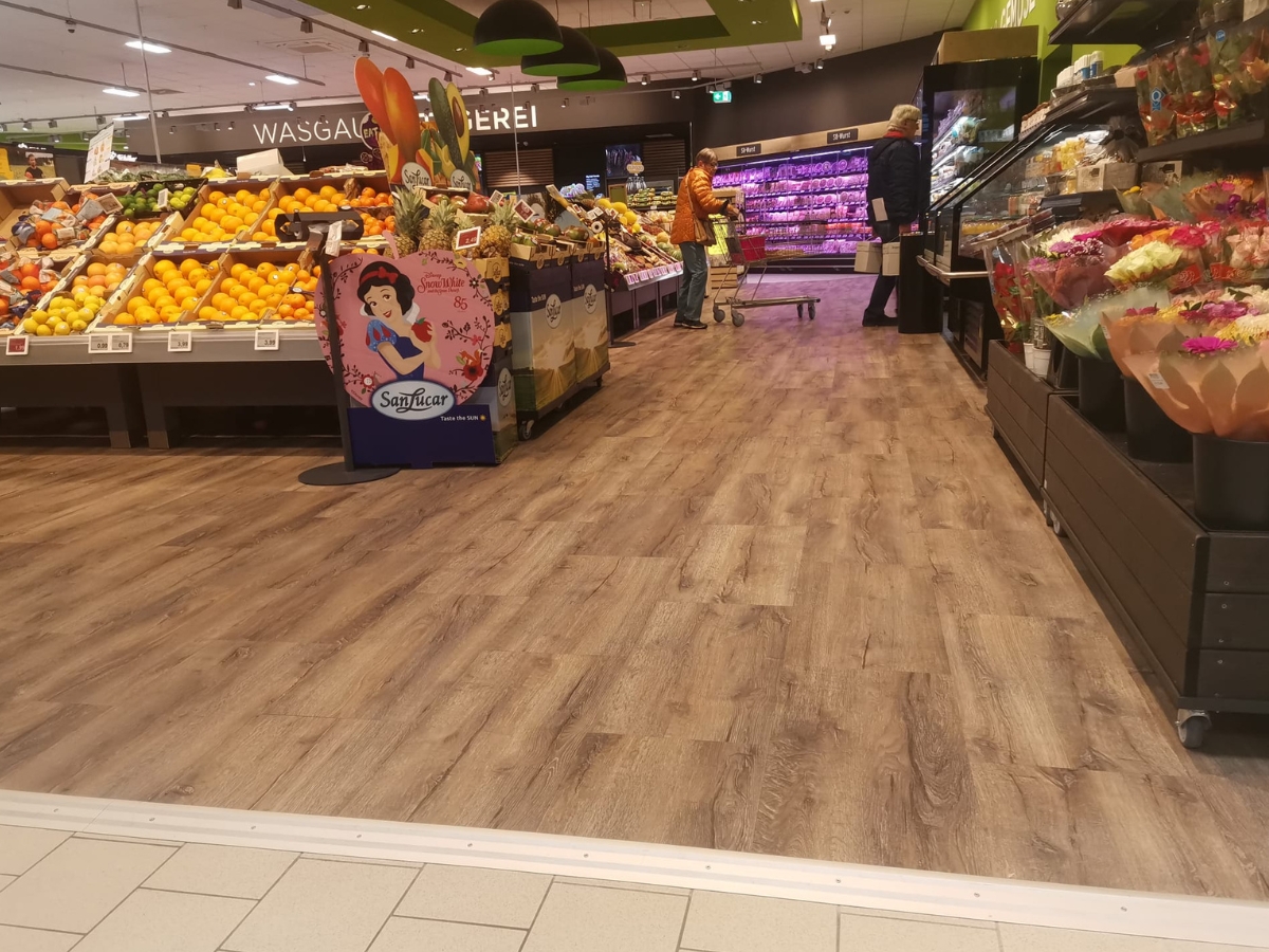 LS Floor Design Klickfliese Holzoptik in einer Verkaufsfläche