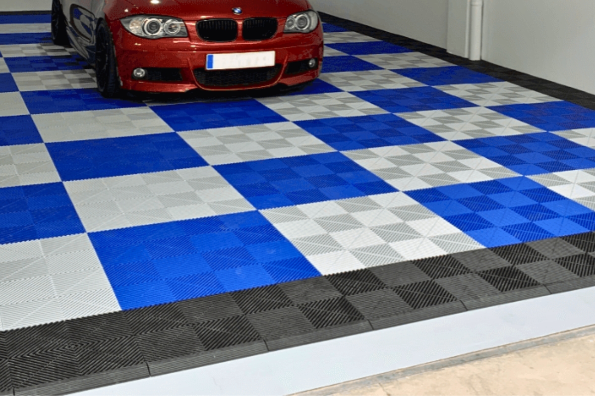 Swisstrax Seitenteil als Randabschluss in einer Garage