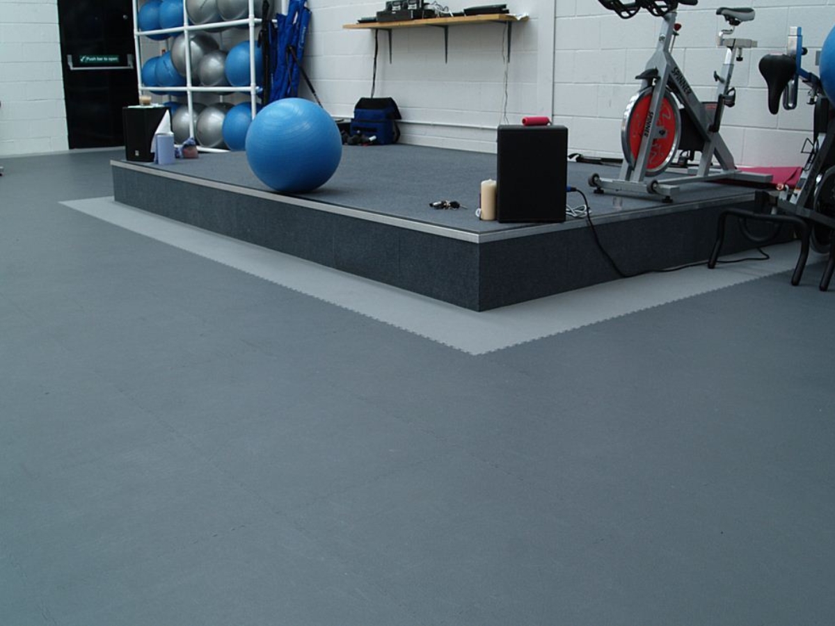 Anwendungsbeispiel mit Flexi-Tile Premium PVC Klickfliesen 4,5 mm Hammerschlag