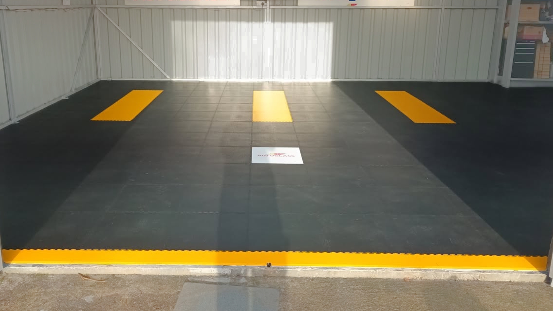 Flexi-Tile Seitenteil als flacher Abschluss an einer Garagenfläche