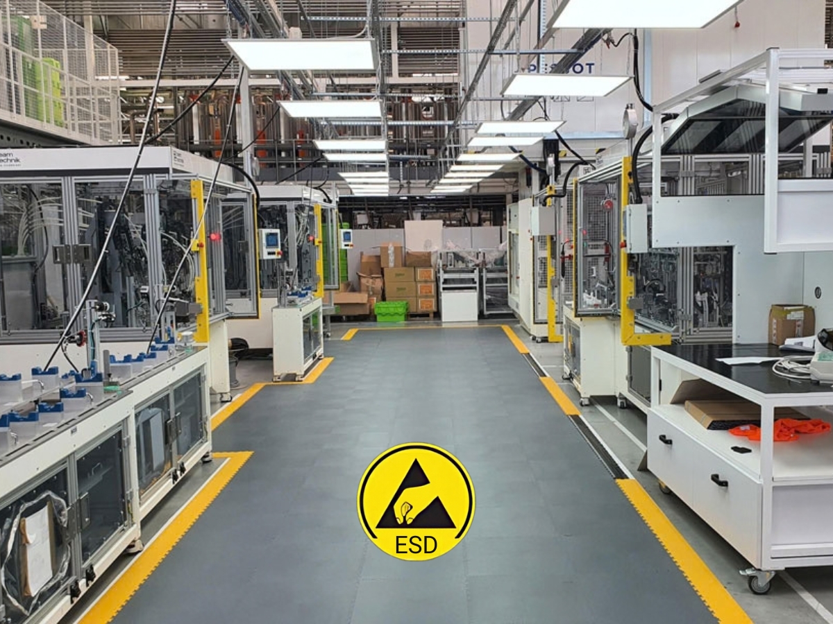 Anwendungsbeispiel einer Flexi-Tile ESD Bodenfläche in der Produktion