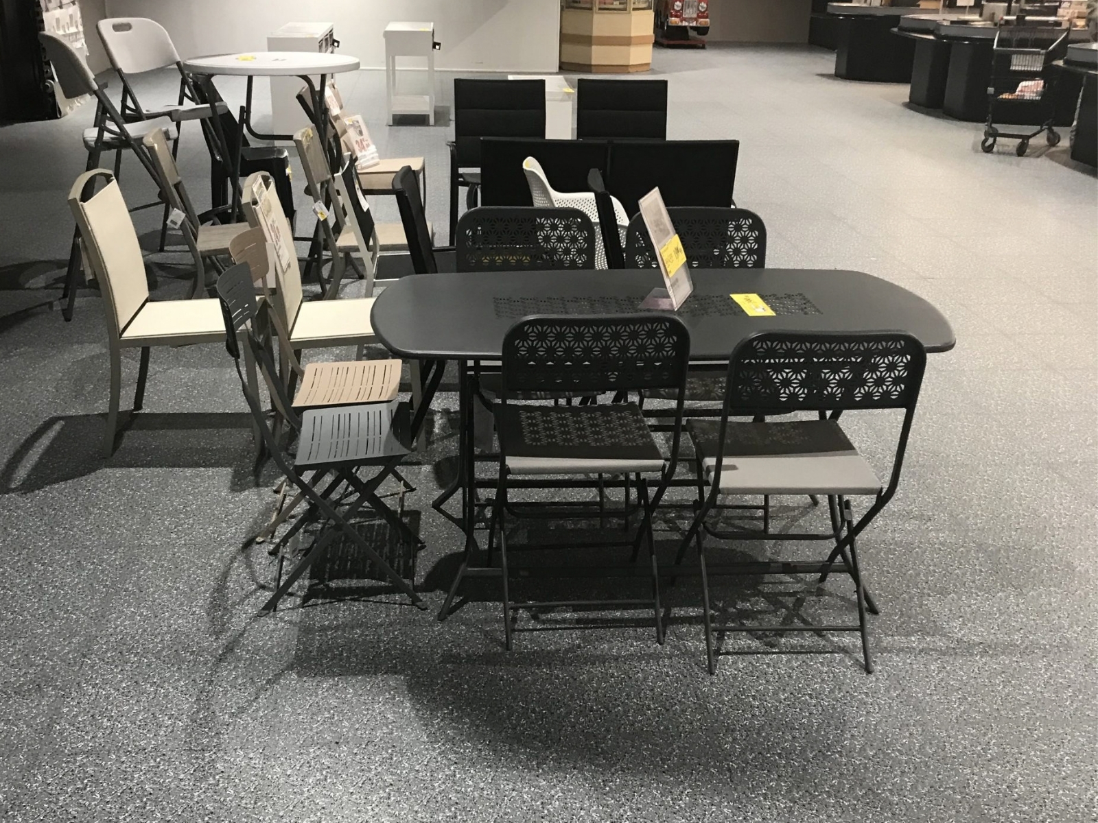 Showroom mit verlegtem Flexi-Tile Boden in Granit Optik