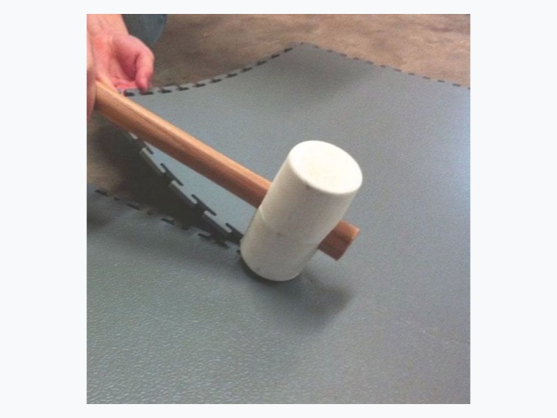 Flexi-Tile Klickverbindung bei der Verlegung mit einem Gummihammer