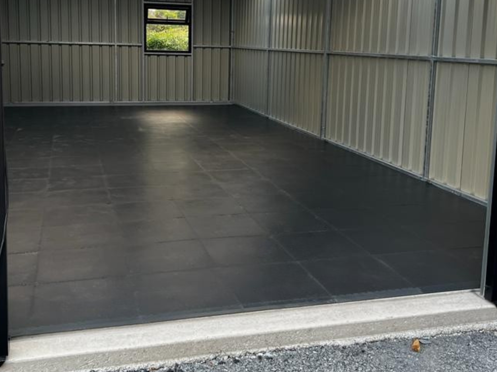 Schräger Übergang vom Flexi-Tile Boden zum vorhandenen Untergrund