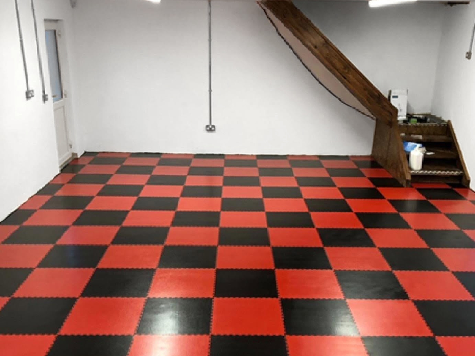 Garagenboden nach der Verlegung der Flexi-Tile Premium Garagenfliesen
