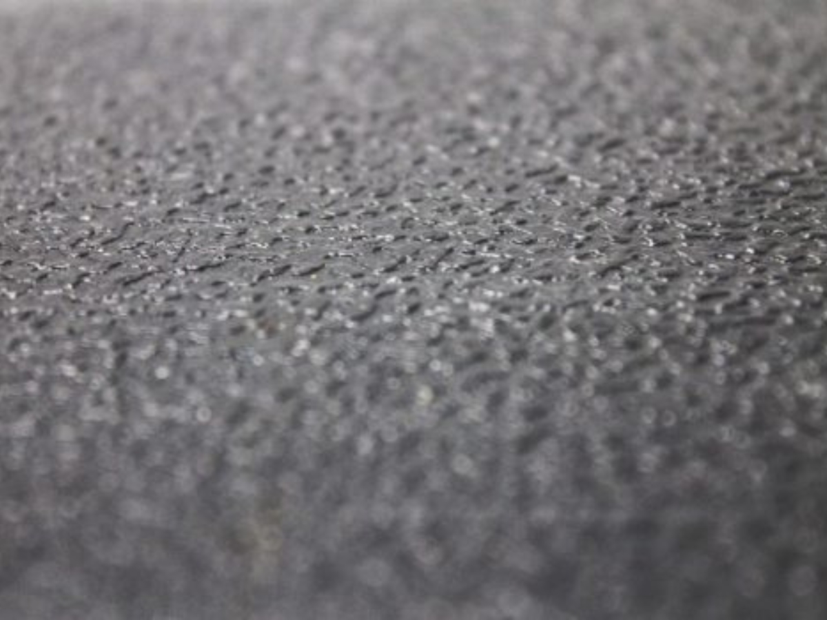 Detailaufnahme der Hammerschlagoberfläche einer Flexi-Tile Premium Klickfliese