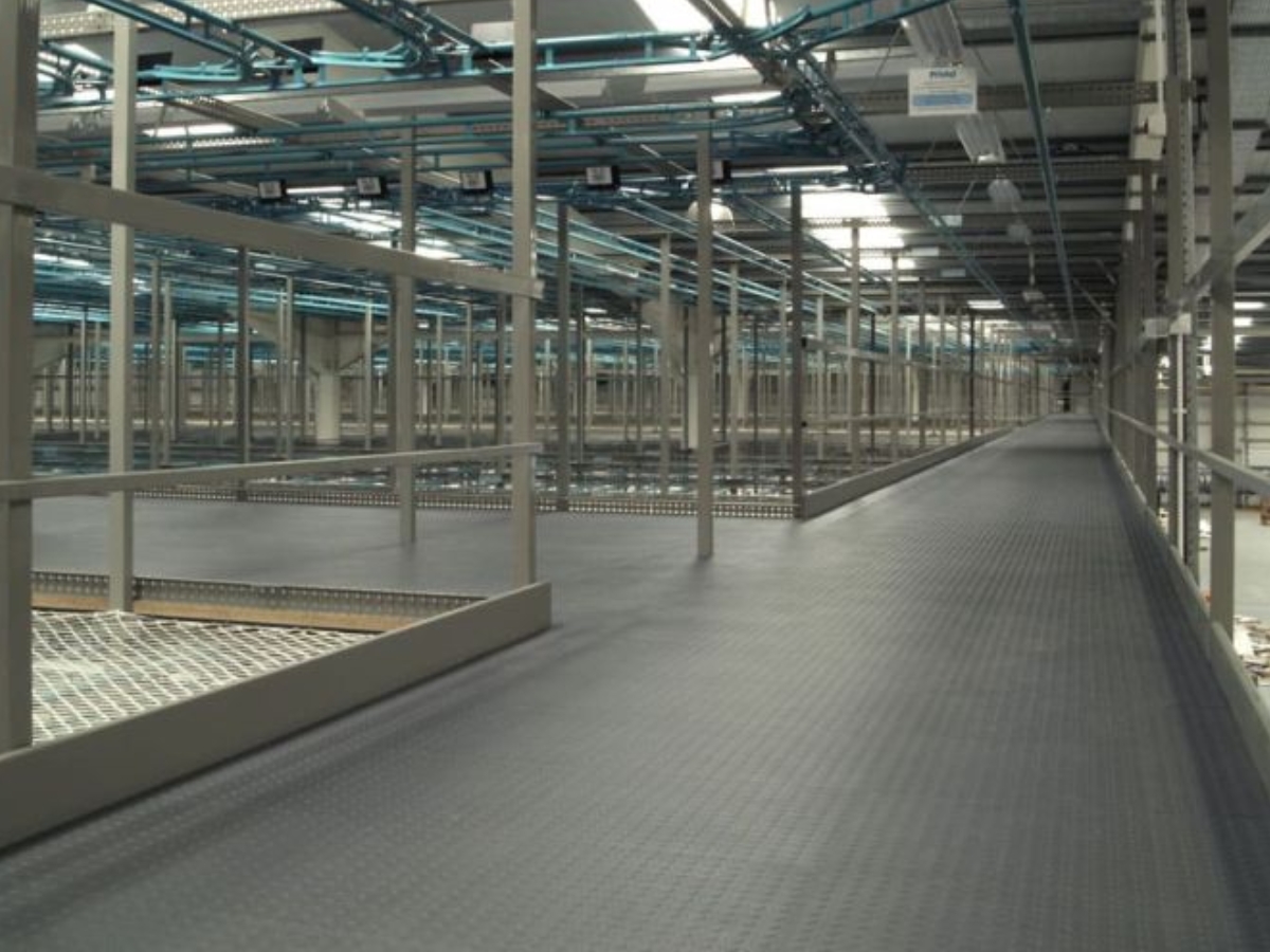 Anwendungsbeispiel eines Flexi-Tile Premium Industriebodens mit genoppter Oberfläche