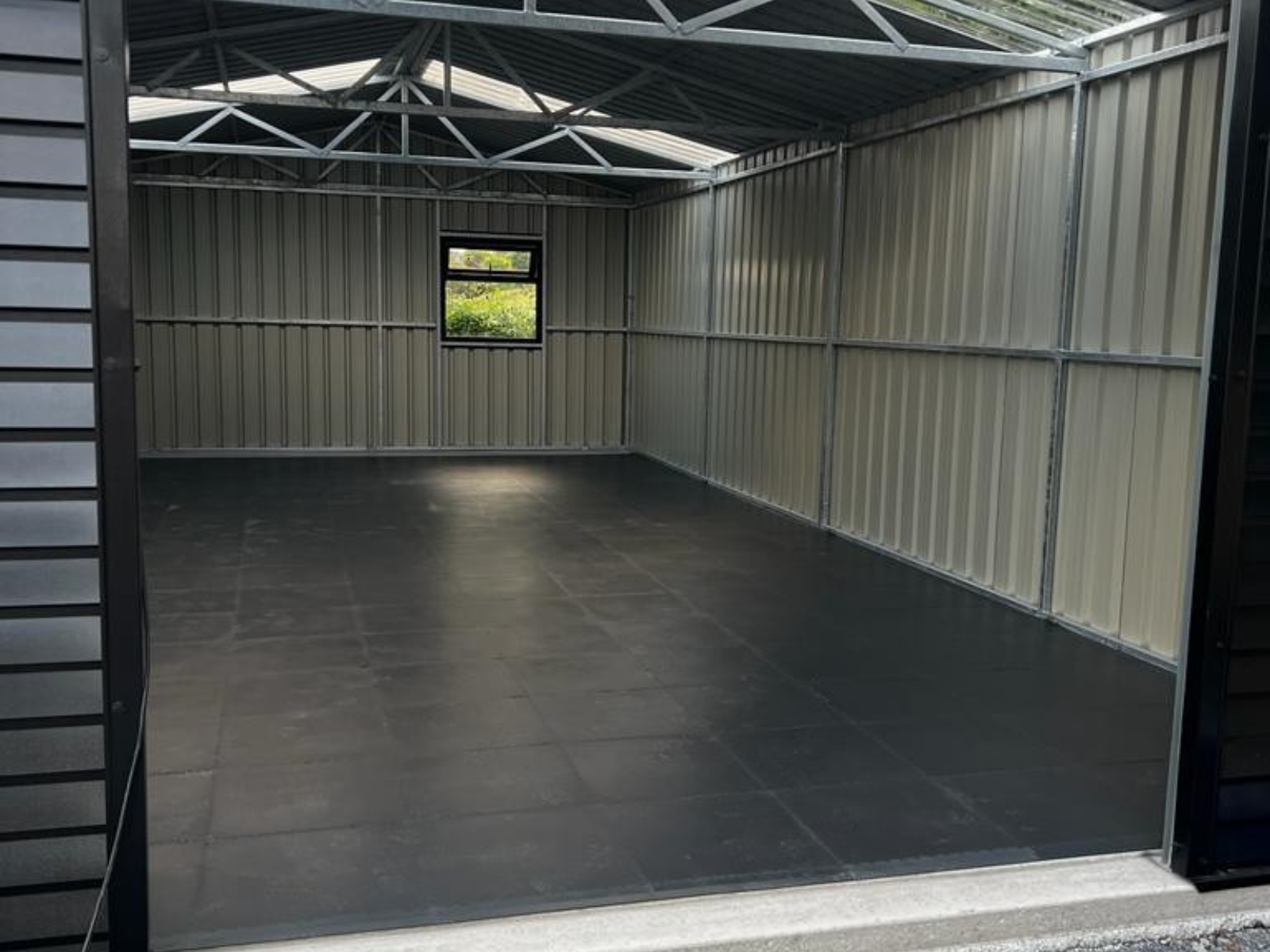 Garage nach der Verlegung von Flexi-Tile ECO PVC-Garagenfliesen in Grau und Schwarz