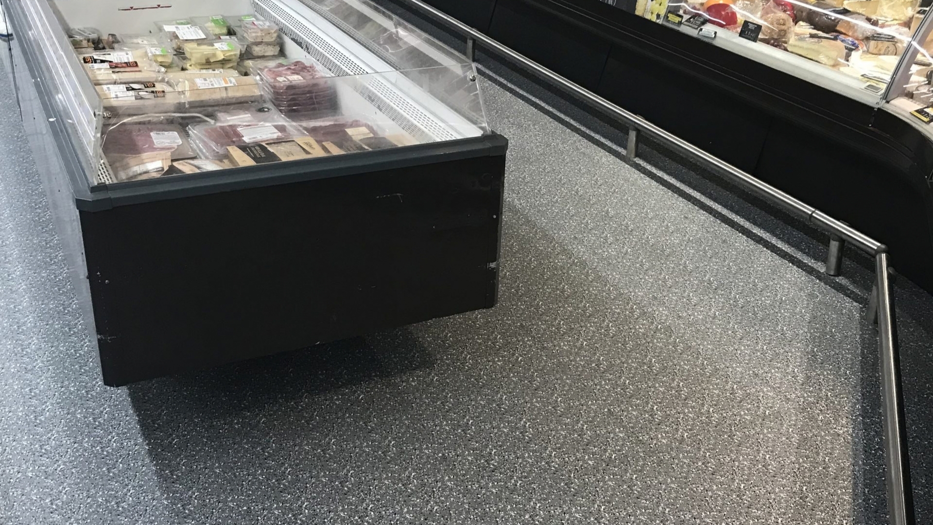 Moderne Verkaufsfläche mit Flexi-Tile PVC Klickfliesen in Granit Optik