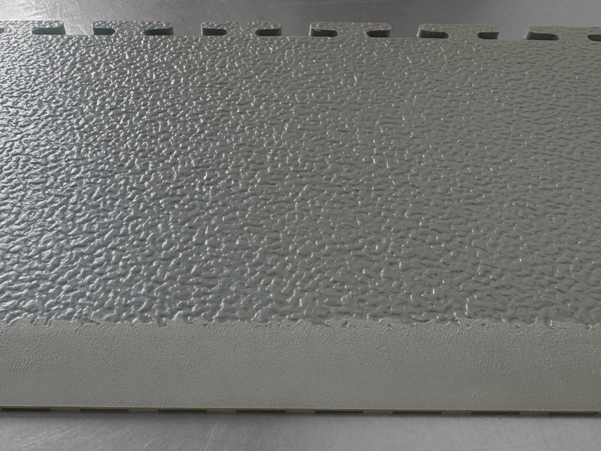 Flexi-Tile Seitenteil als schräger Übergang im Querschnitt