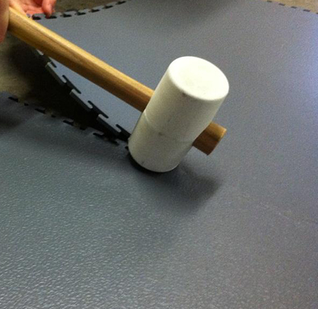 Flexi-Tile Eco PVC-Klickfliesen bei der Verbindung mit einem Gummihammer