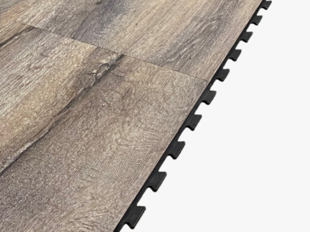 Nahaufnahme der verdeckten Verbindung einer LS Floor Design Klickfliese