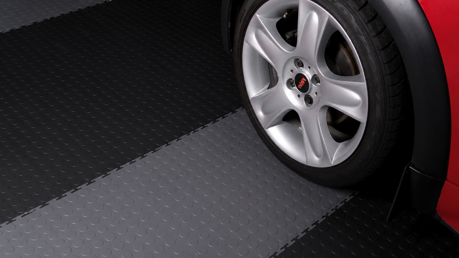 Garage mit verlegten Flexi-Tile Premium Garagenfliesen 4,5 mm und genoppter Oberfläche