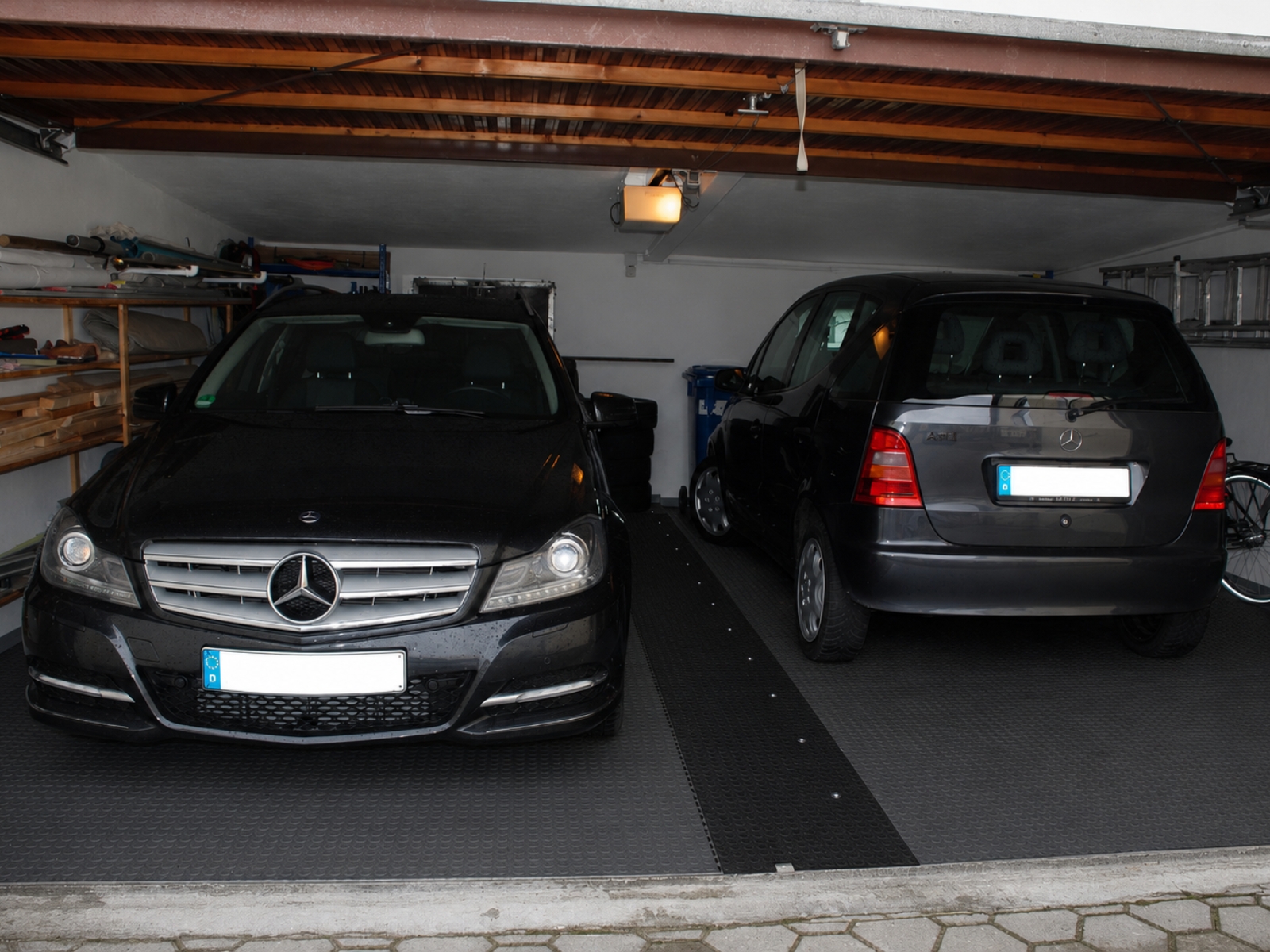 Anwendungsbeispiel einer Garage mit Flexi-Tile ECO Garagenfliesen 4,5 mm und Noppenstruktur