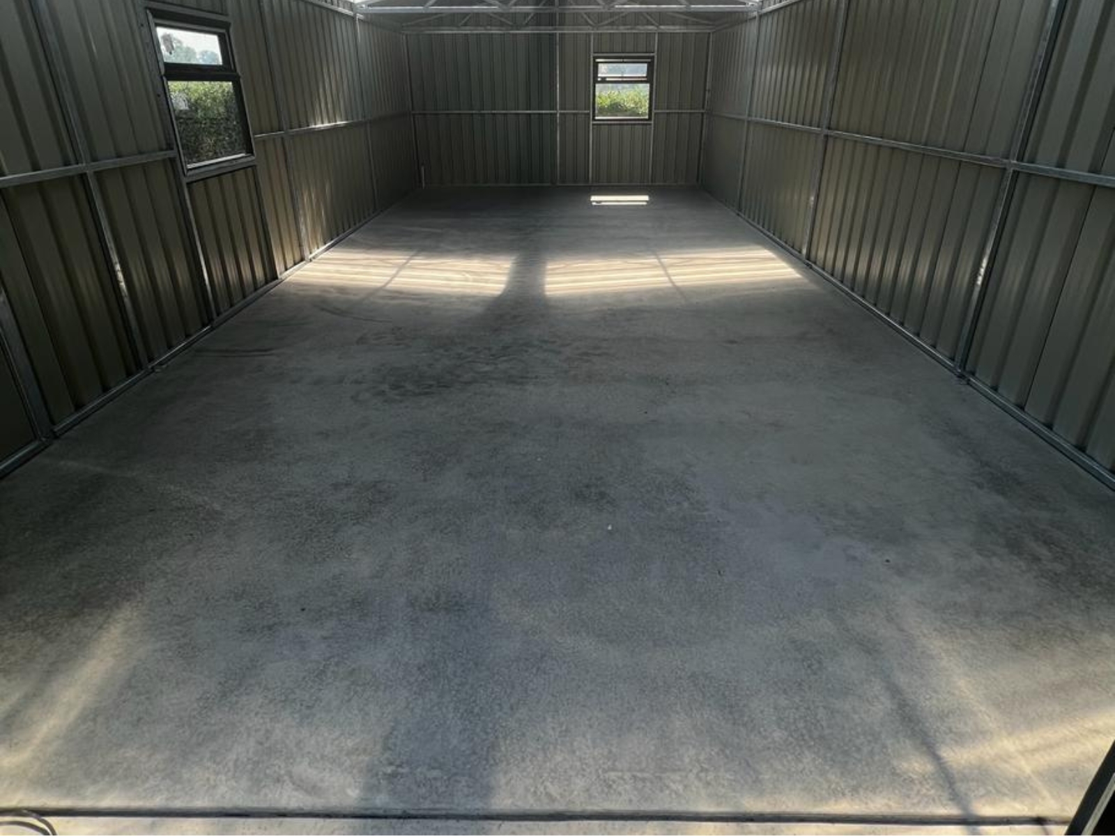 Unbelegter Garagenboden vor der Verlegung von Flexi-Tile ECO Garagenfliesen