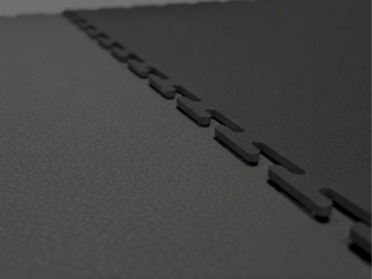 Anschlussbereich zweier Flexi-Tile ESD PVC Klickfliesen