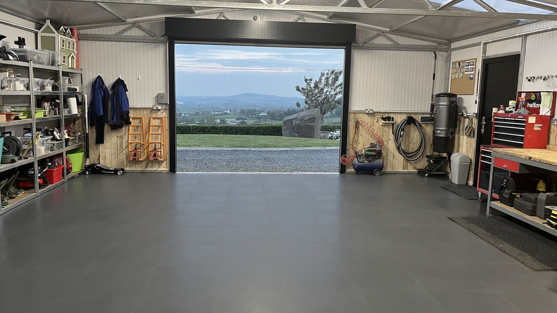 Garage mit verlegten Flexi-Tile Premium PVC-Garagenfliesen und Pkw