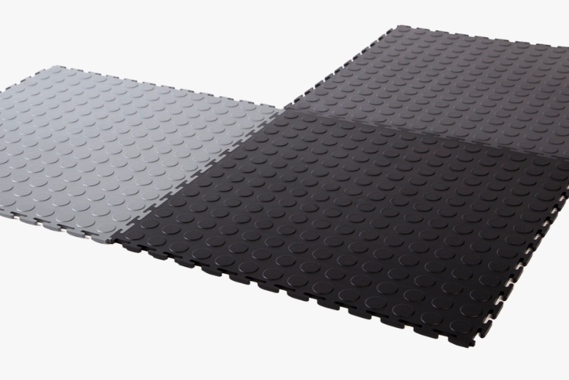 Material und Kantenprofil der genoppten Flexi-Tile Premium Garagenfliese 4,5 mm