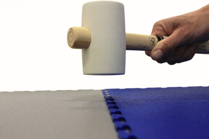 Klickverbindung der Flexi-Tile Premium PVC Klickfliese bei der Montage
