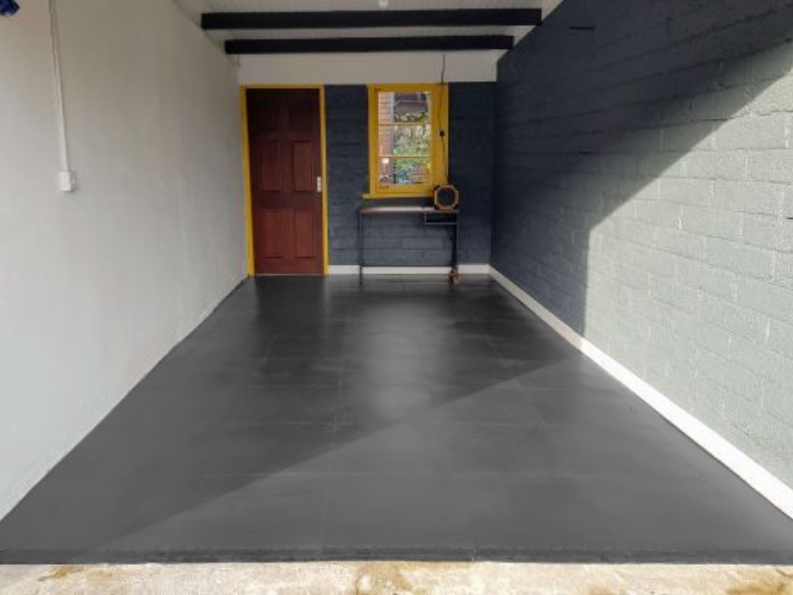 Garagenboden nach der Verlegung von Flexi-Tile ECO Garagenfliesen 7 mm