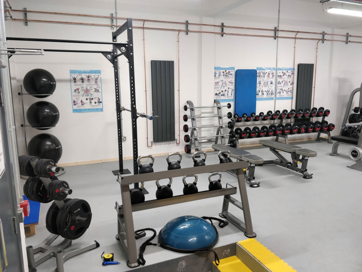 Fitnessraum als Anwendungsbeispiel für Flexi-Tile Premium 10 mm Hammerschlag