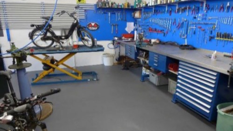 Flexi-Tile PVC-Klickfliesen in einer Werkstatt und Hobbywerkstatt