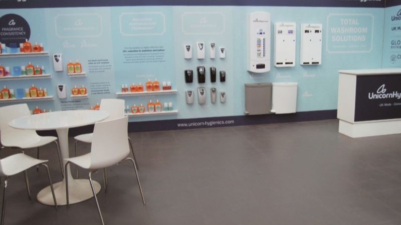 PVC-Klickfliesen auf einer Verkaufs-, Ausstellungs- oder Messefläche