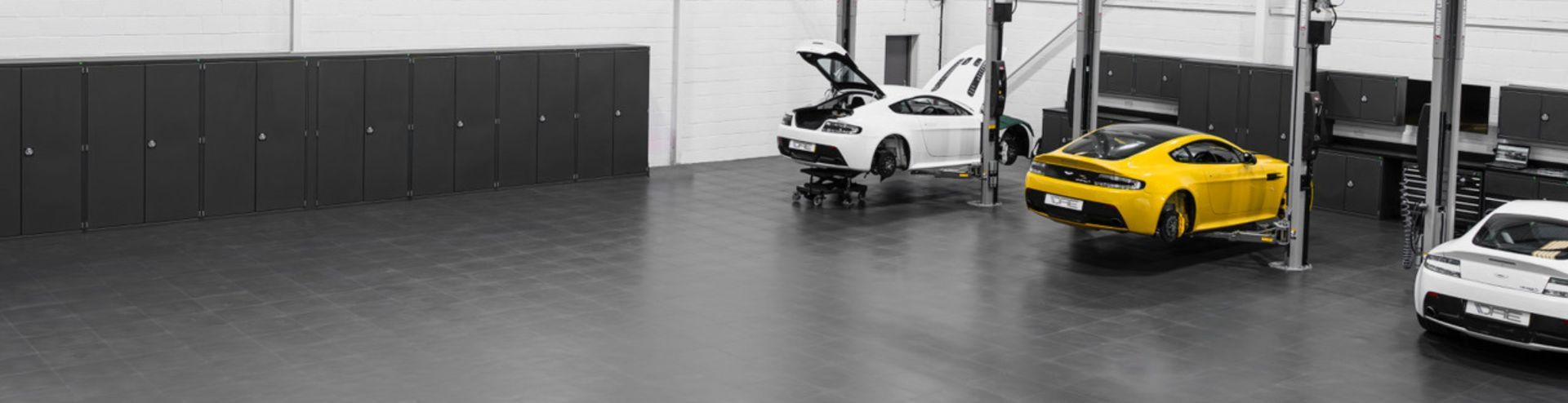Professionell ausgestattete Fahrzeugwerkstatt mit modularen Klickfliesen