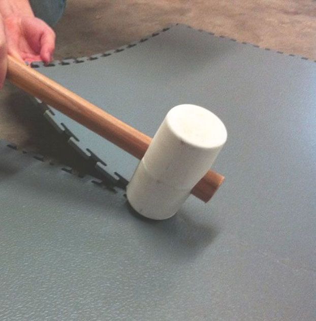 Flexi-Tile Klickverbindung bei der Verlegung mit einem Gummihammer