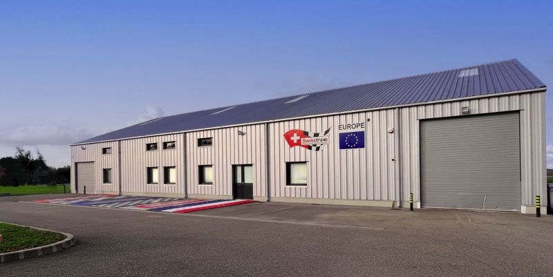 Fertigung von Swisstrax Klickfliesen in Frankreich